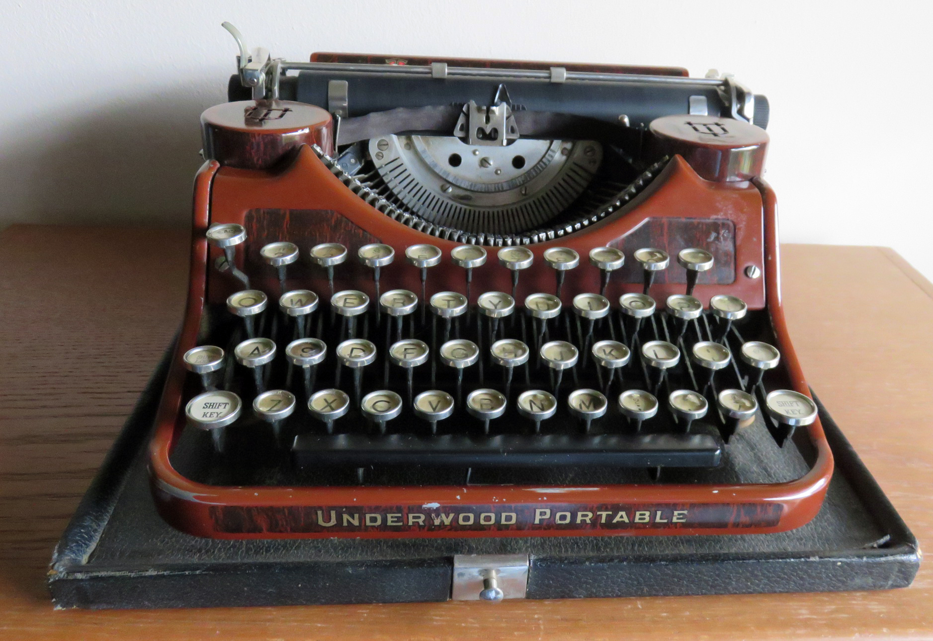 Underwood Wood-Grain Style Portable Typewriter 1930s